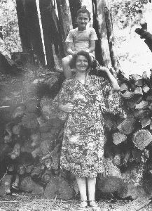 A gyerek Göncz Árpád édesanyjával
