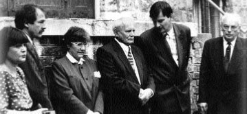 Sós Aladár és Sós Júlia emléktábla-avatása a Keleti Károly u. 29.-ben 1993-ban (Kéri Piroska, Kéri György, Göncz Árpádné, Göncz Árpád, Demszky Gábor, Koch Sándor)