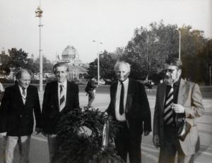 	Földes Péter, Hegedűs B. András, Göncz Árpád és Hegedűs László 1989. október 23-án a Hősök terén