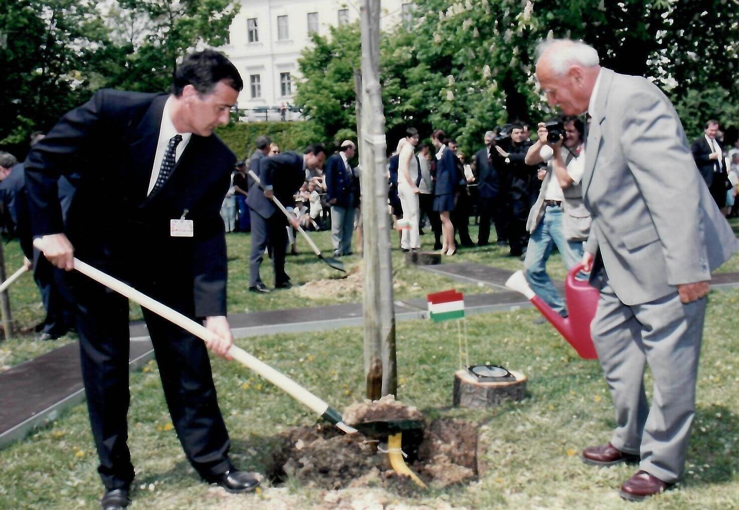 Faültetés 2000. április 29. Dióssy László gyűjteményéből